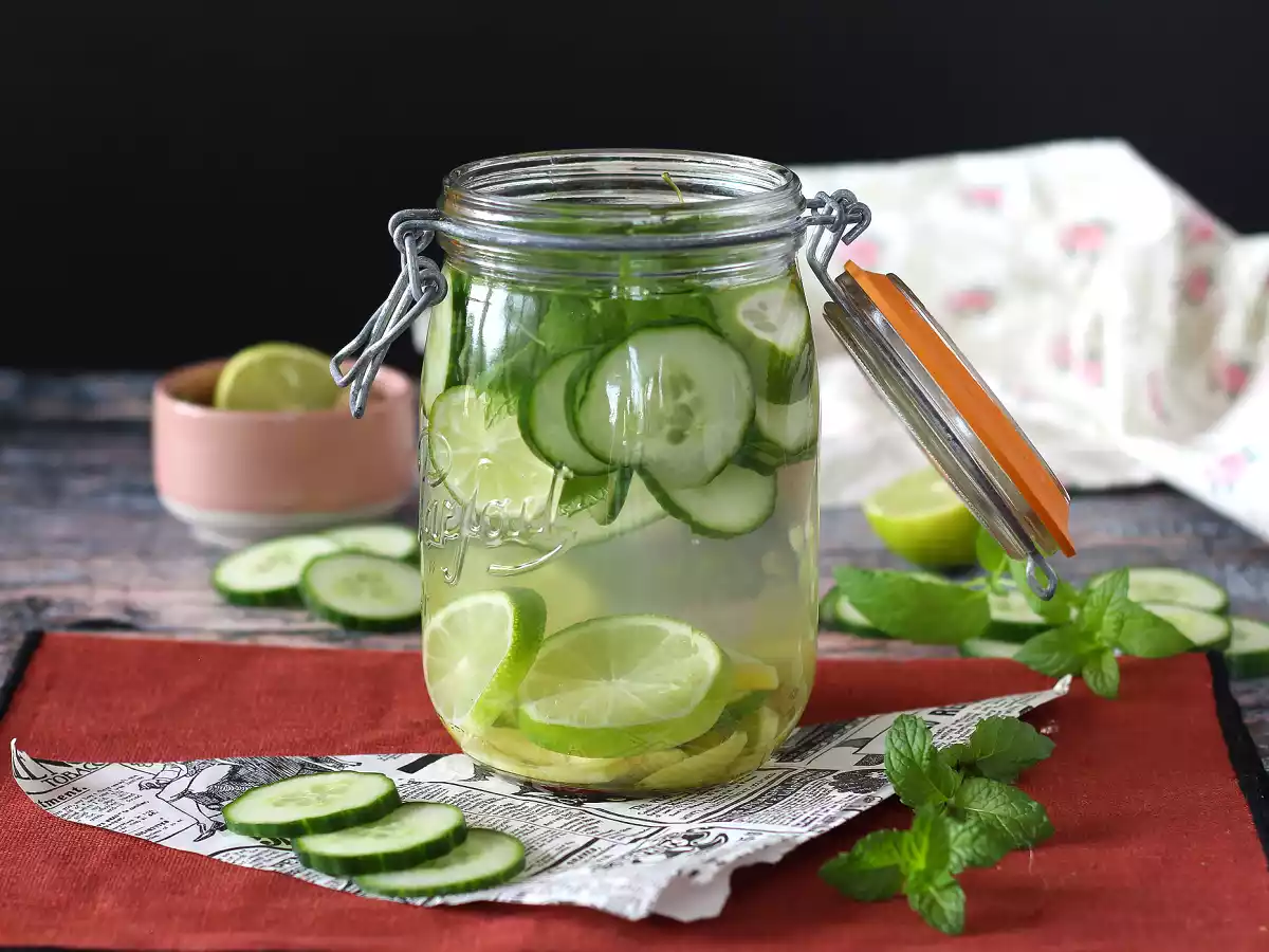 Woda aromatyzowana ogórkiem, limonką, miętą i imbirem