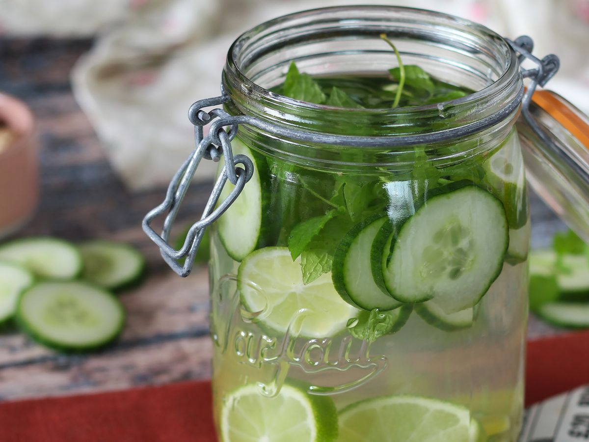 Woda aromatyzowana ogórkiem, limonką, miętą i imbirem - zdjęcie 2