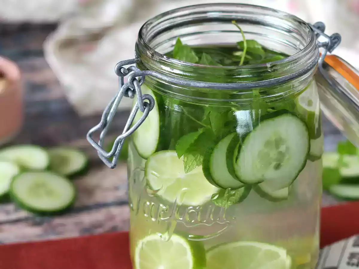 Woda aromatyzowana ogórkiem, limonką, miętą i imbirem - zdjęcie 2
