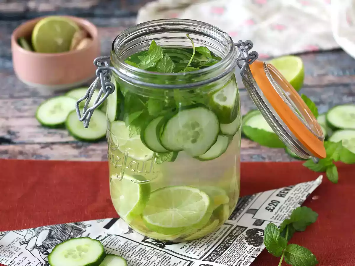 Woda aromatyzowana ogórkiem, limonką, miętą i imbirem - zdjęcie 3