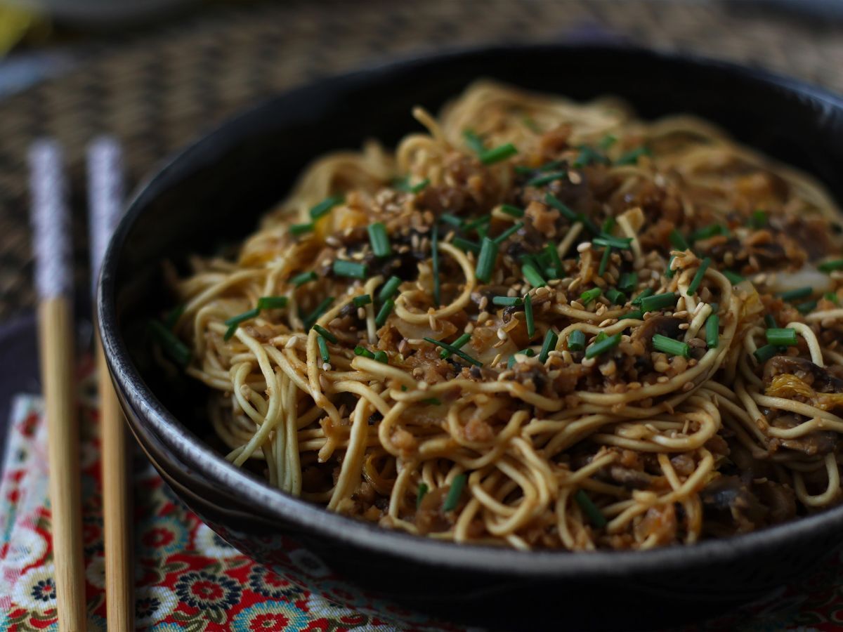 Wok z chińskim makaronem (warzywa i teksturowane białko sojowe) - zdjęcie 2