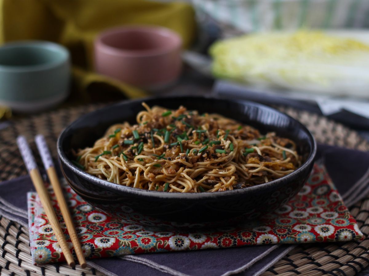 Wok z chińskim makaronem (warzywa i teksturowane białko sojowe) - zdjęcie 4