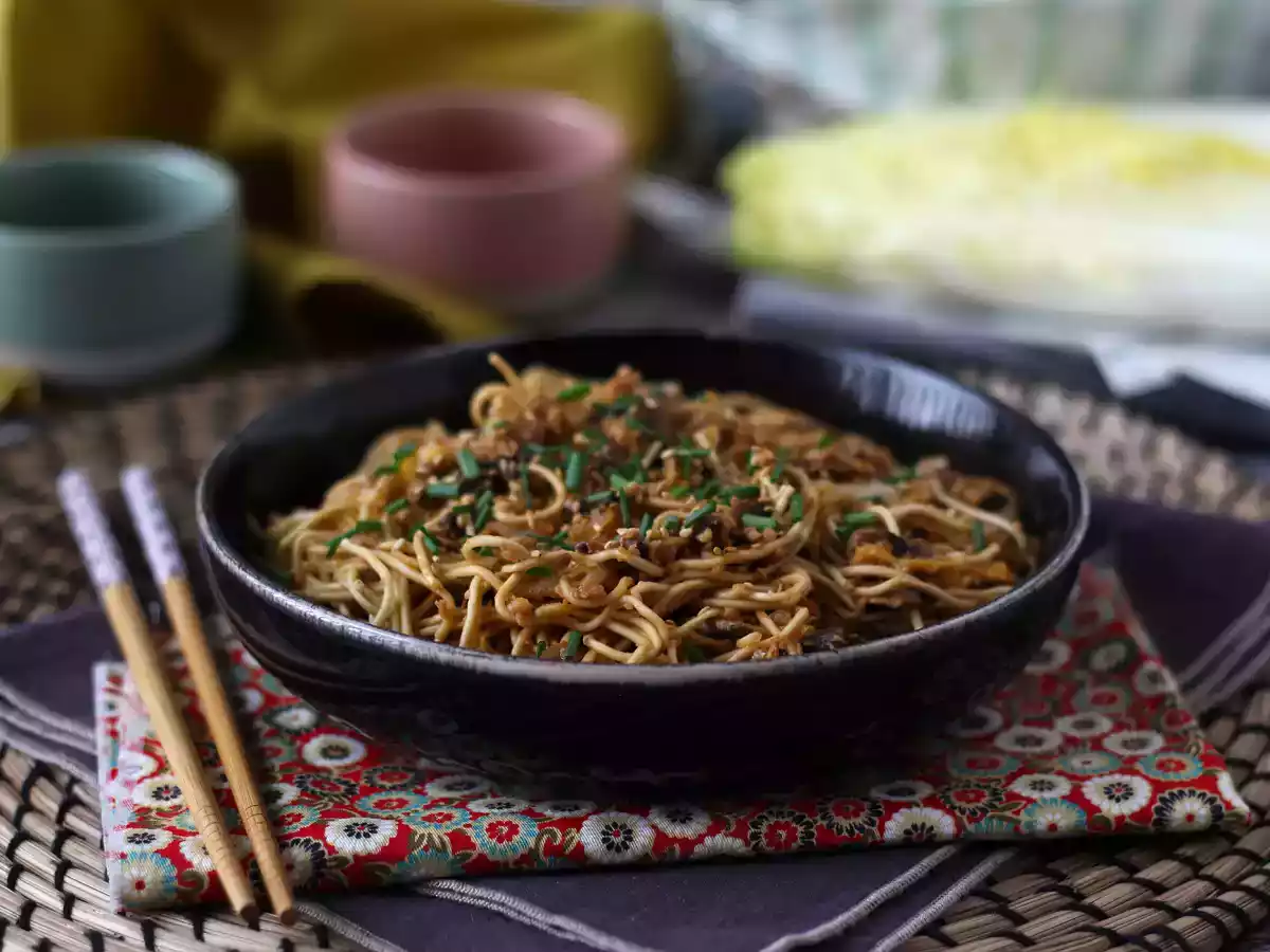 Wok z chińskim makaronem (warzywa i teksturowane białko sojowe) - zdjęcie 4