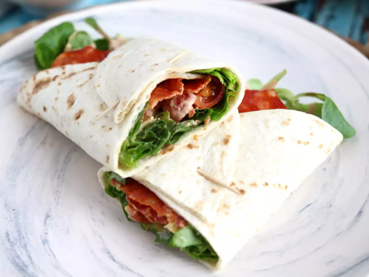 Wrap z chorizo, awokado i pomidorami
