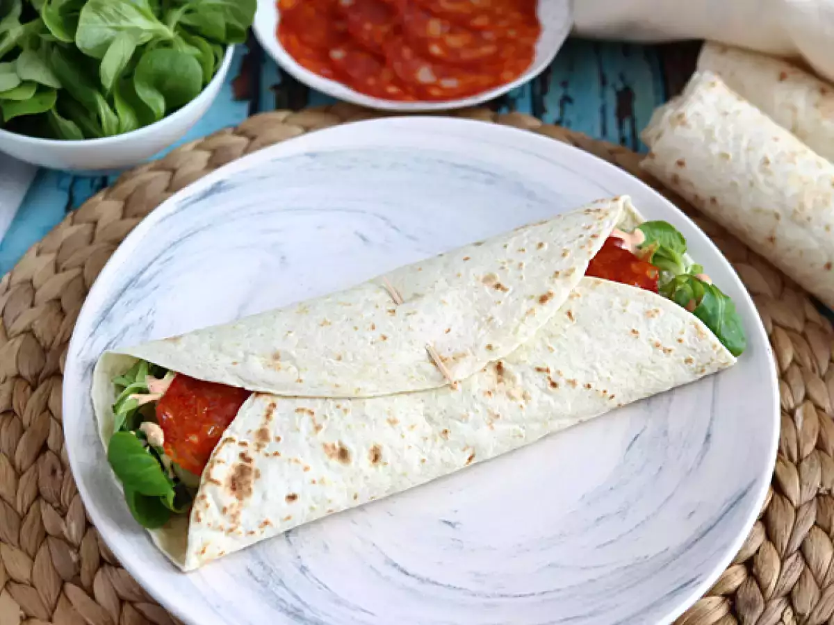 Wrap z chorizo, awokado i pomidorami - zdjęcie 2