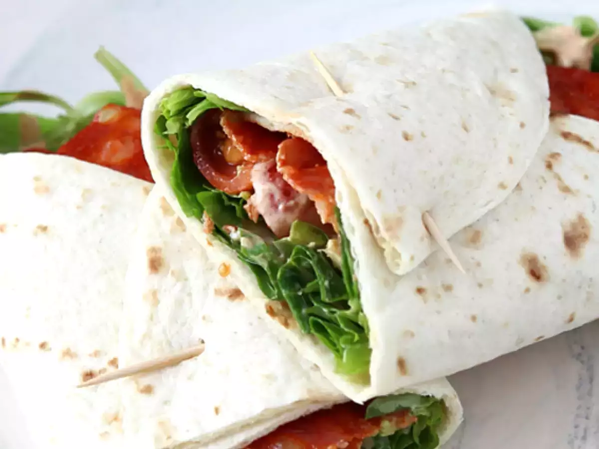 Wrap z chorizo, awokado i pomidorami - zdjęcie 3