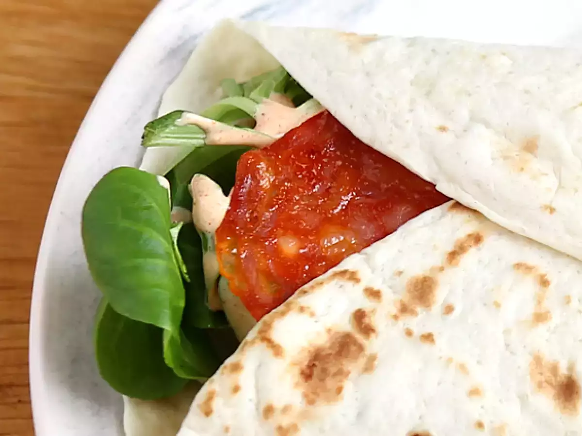 Wrap z chorizo, awokado i pomidorami - zdjęcie 4