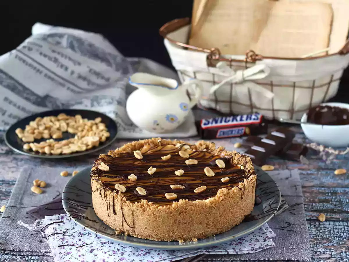 Wyjątkowo smakowity sernik w stylu Snickersa