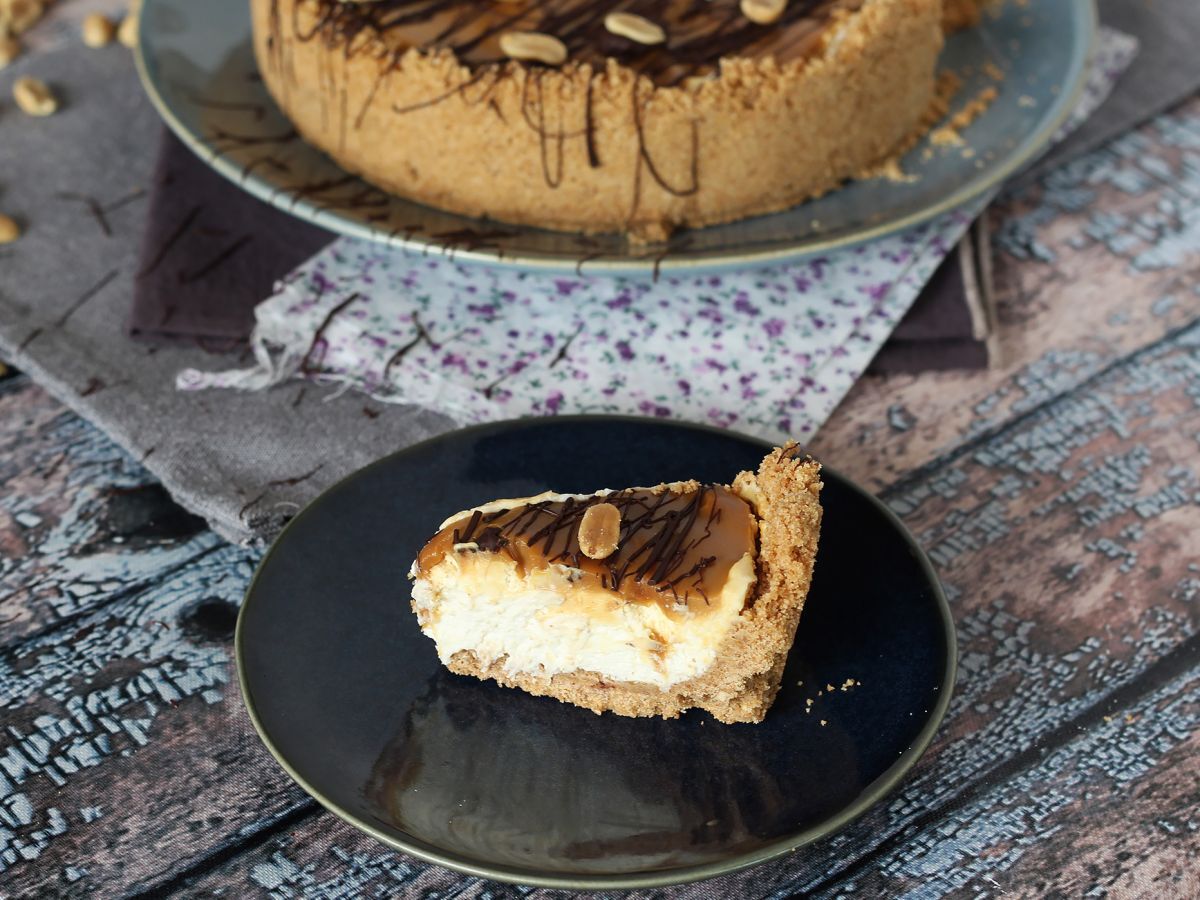 Wyjątkowo smakowity sernik w stylu Snickersa - zdjęcie 2