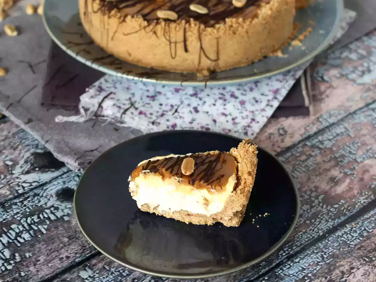 Wyjątkowo smakowity sernik w stylu Snickersa - zdjęcie 2