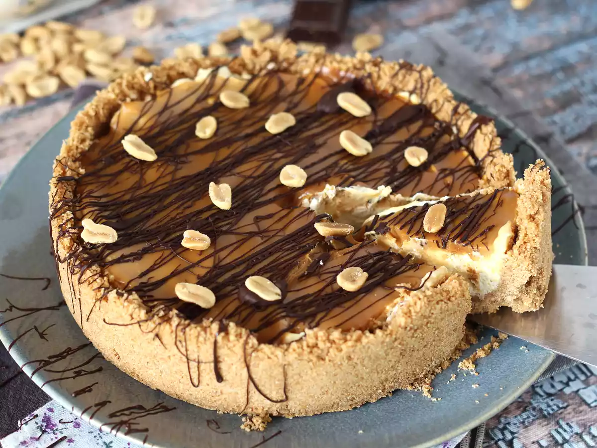 Wyjątkowo smakowity sernik w stylu Snickersa - zdjęcie 3