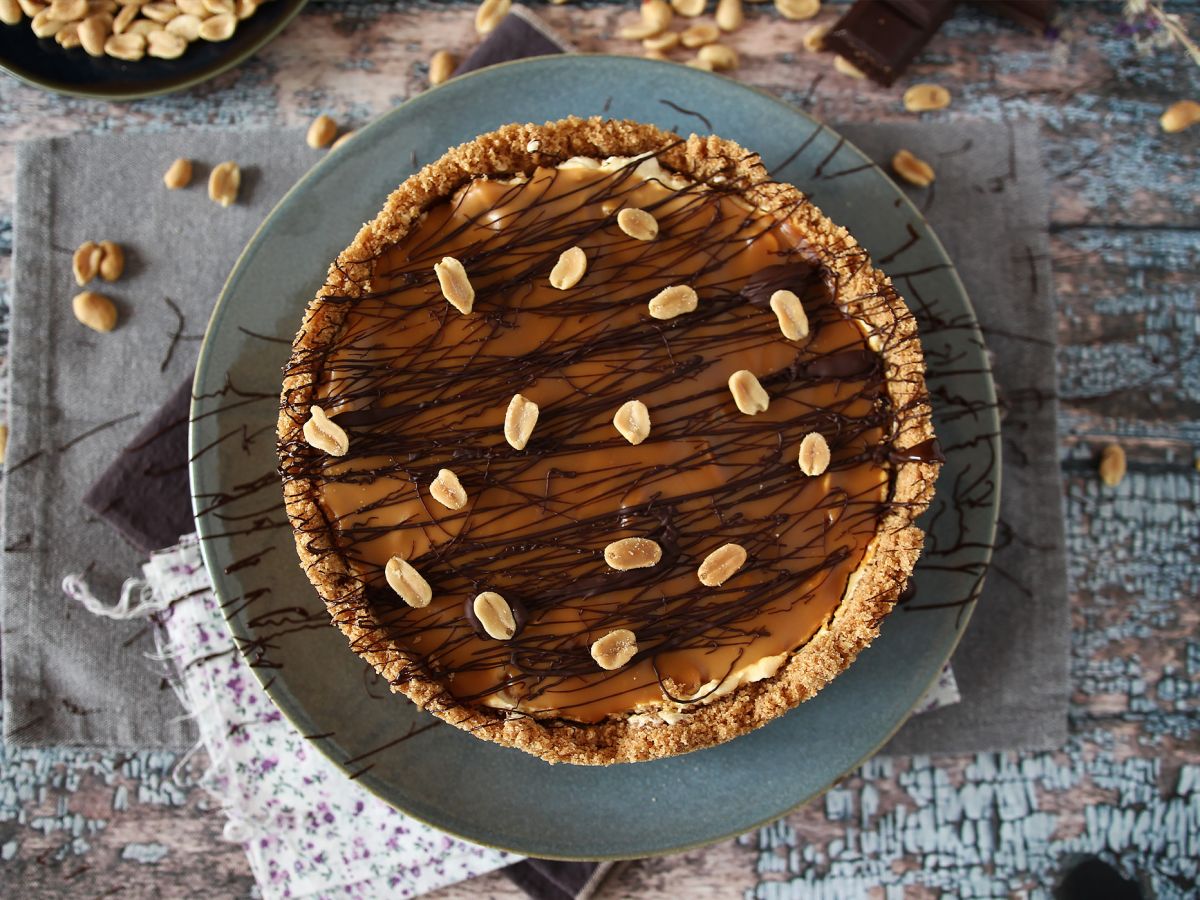 Wyjątkowo smakowity sernik w stylu Snickersa - zdjęcie 4