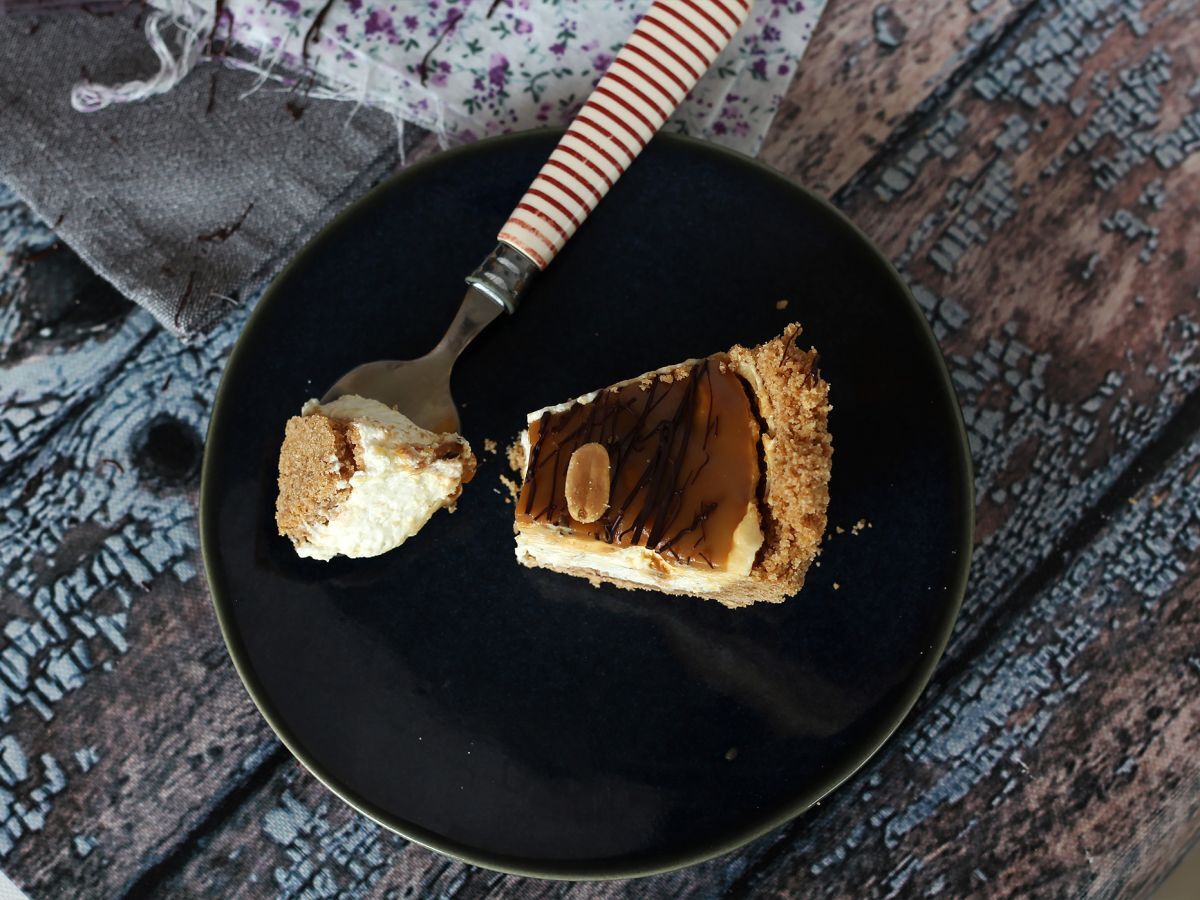Wyjątkowo smakowity sernik w stylu Snickersa - zdjęcie 6