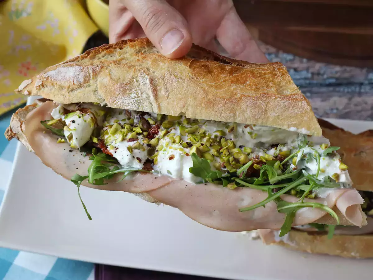 Wyśmienita włoska kanapka z mortadelą i serem burrata