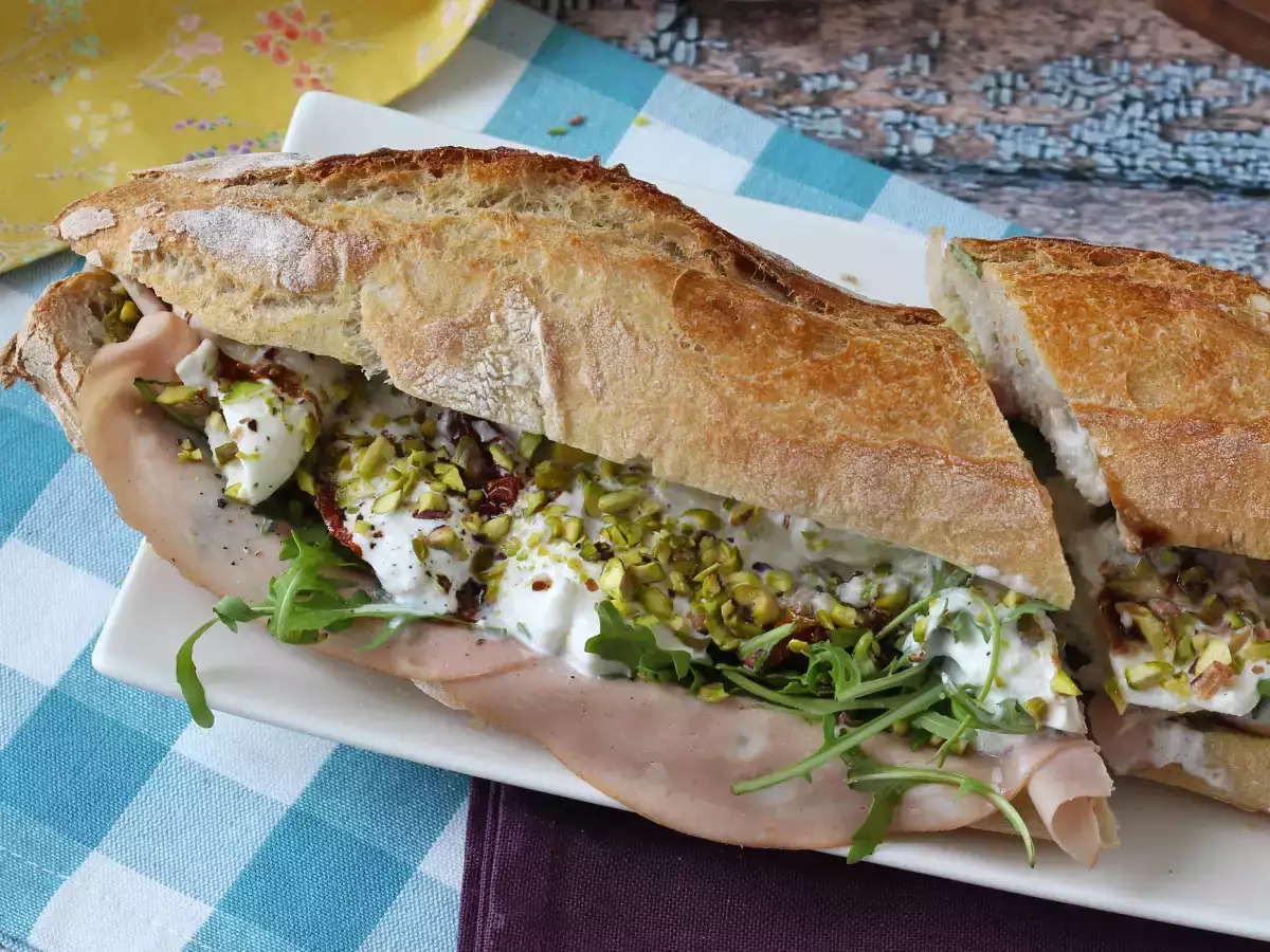 Wyśmienita włoska kanapka z mortadelą i serem burrata - zdjęcie 2