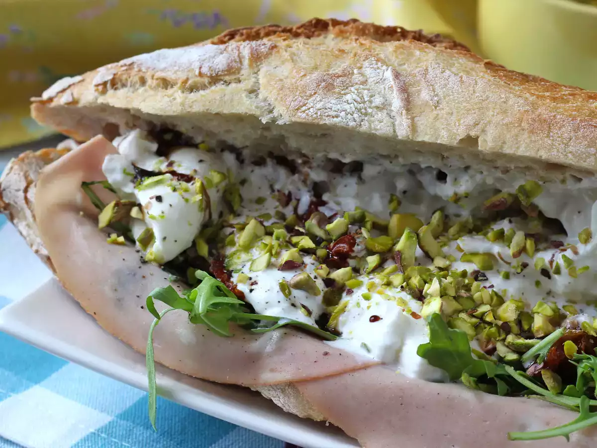 Wyśmienita włoska kanapka z mortadelą i serem burrata - zdjęcie 3