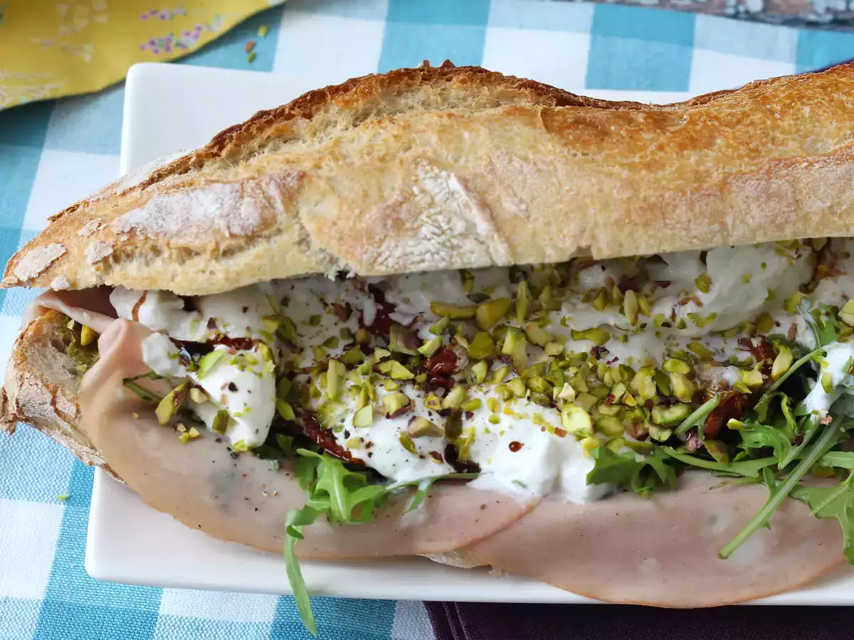 Wyśmienita włoska kanapka z mortadelą i serem burrata - zdjęcie 4