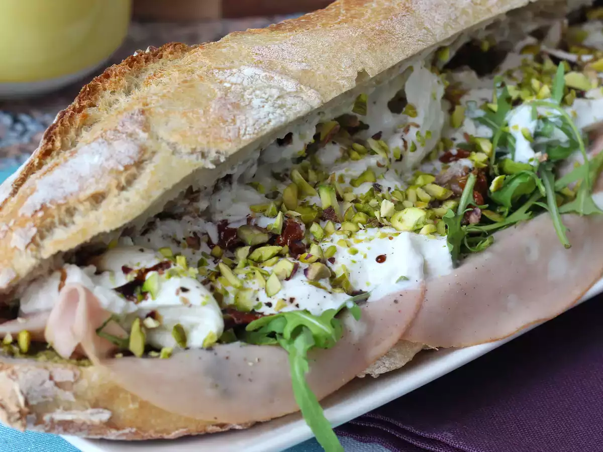 Wyśmienita włoska kanapka z mortadelą i serem burrata - zdjęcie 5