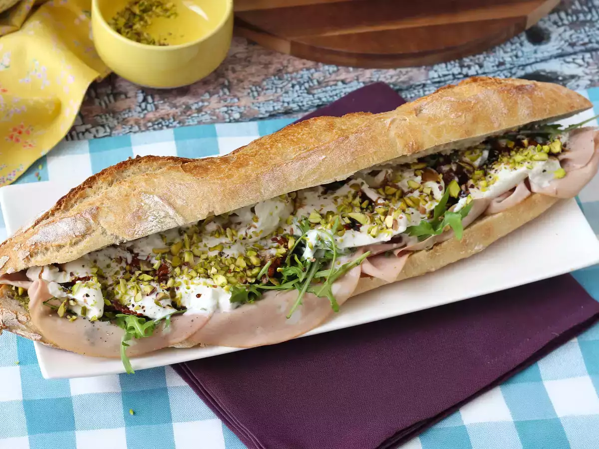 Wyśmienita włoska kanapka z mortadelą i serem burrata - zdjęcie 6