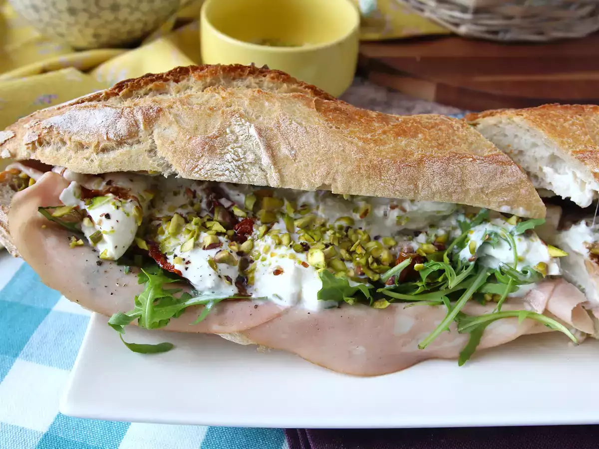 Wyśmienita włoska kanapka z mortadelą i serem burrata - zdjęcie 7