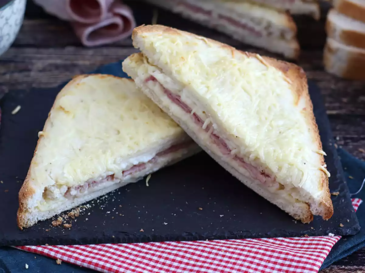 Wyśmienity croque-monsieur z sosem beszamelowym