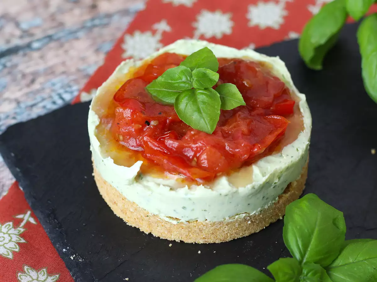 Wytrawne mini serniczki z bazylią i pomidorkami koktajlowymi – pomysł na bufet i aperitif