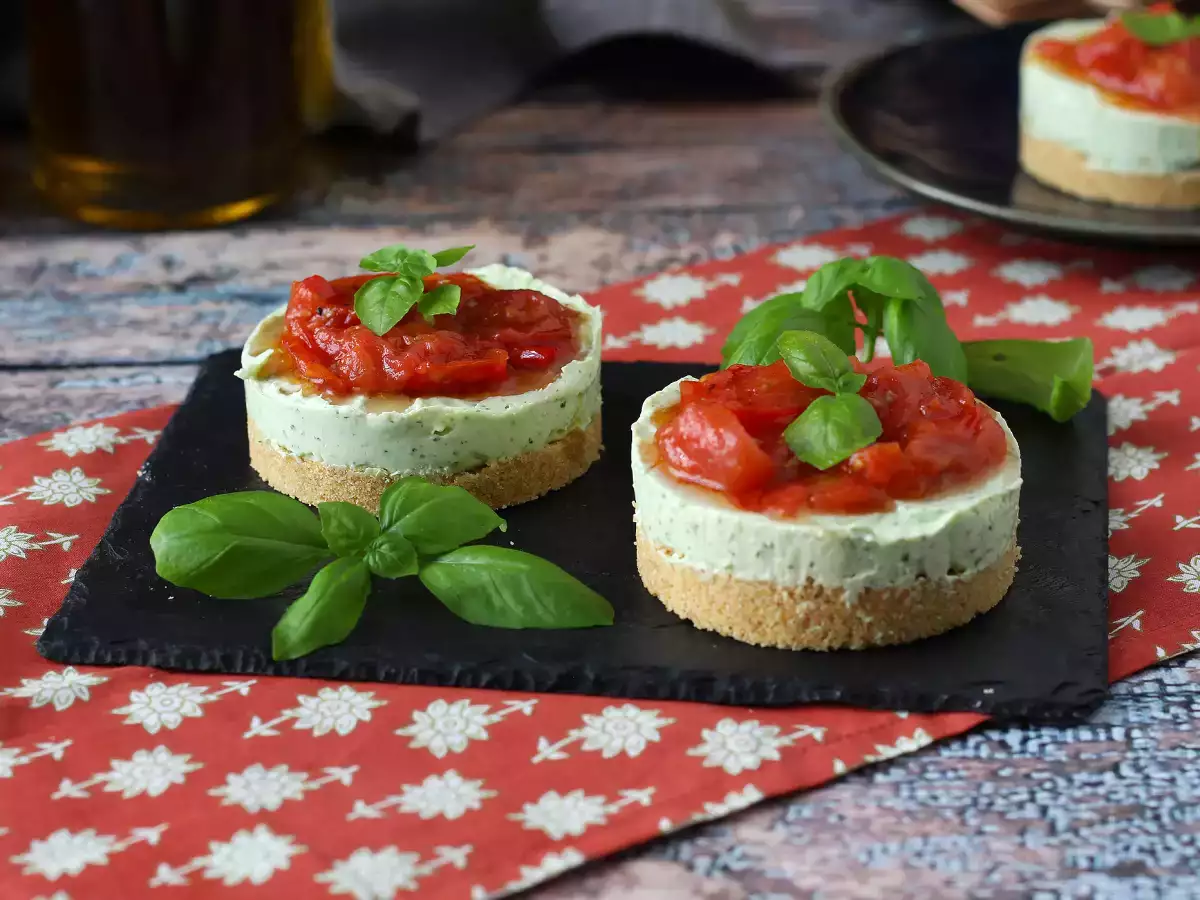 Wytrawne mini serniczki z bazylią i pomidorkami koktajlowymi – pomysł na bufet i aperitif - zdjęcie 3