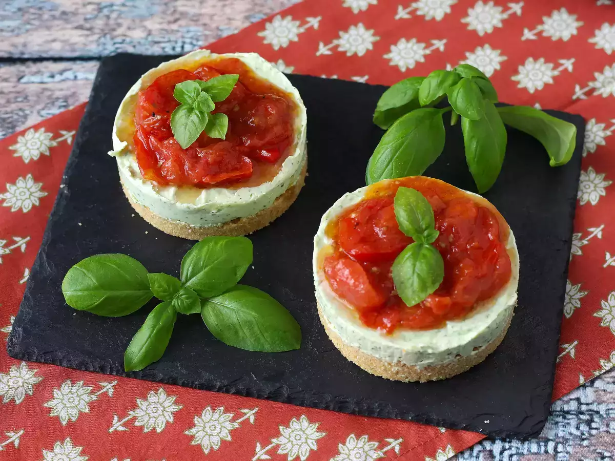 Wytrawne mini serniczki z bazylią i pomidorkami koktajlowymi – pomysł na bufet i aperitif - zdjęcie 6