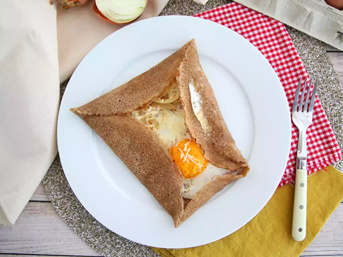 Wytrawny naleśnik gryczany (galette) z szynką, serem i jajkiem - zdjęcie 3