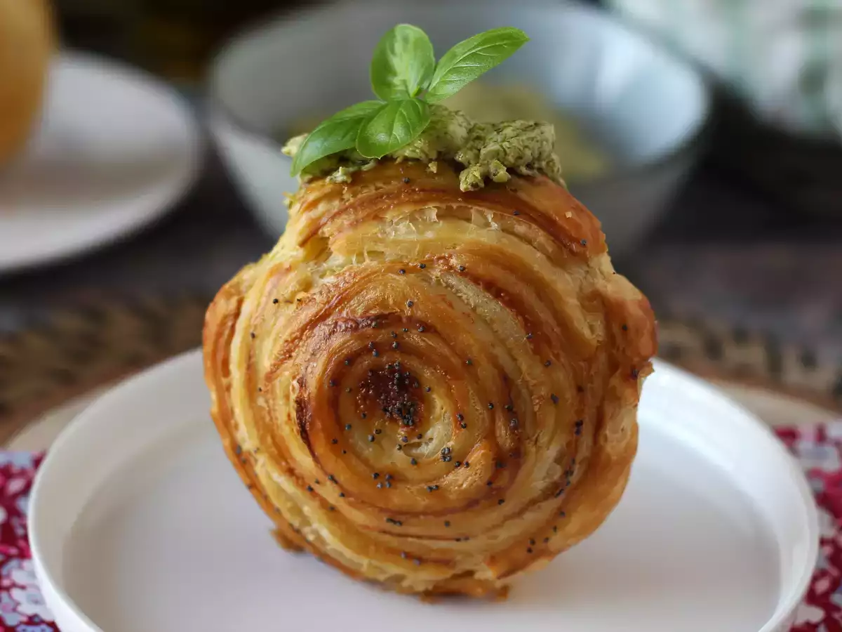 Wytrawny New York roll z pesto i serkiem śmietankowym – prosty przepis z 4 składników - zdjęcie 3