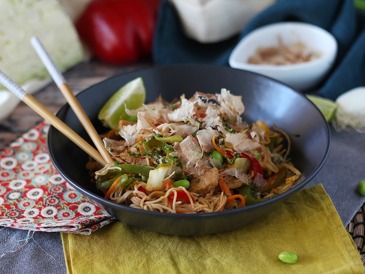 Yakisoba, smażony makaron z warzywami