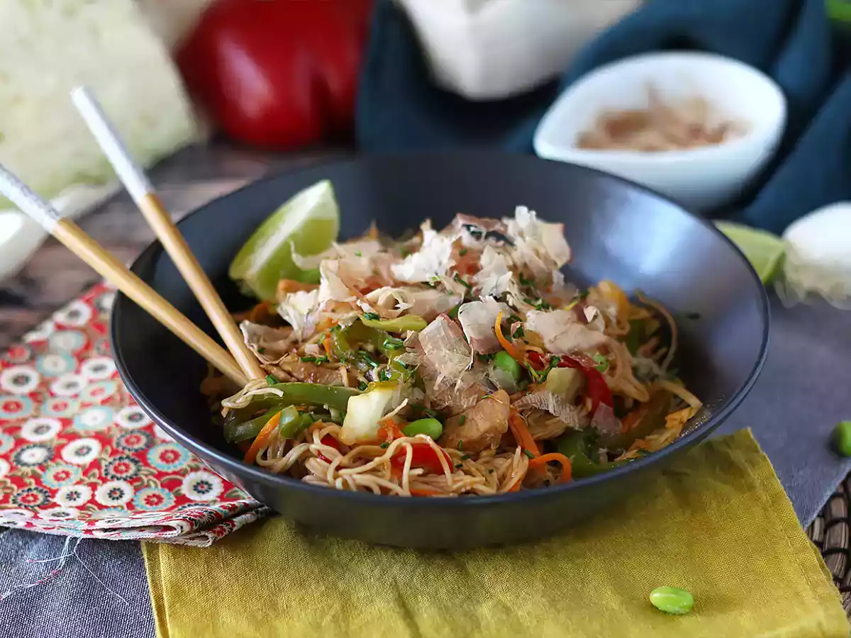 Yakisoba, smażony makaron z warzywami