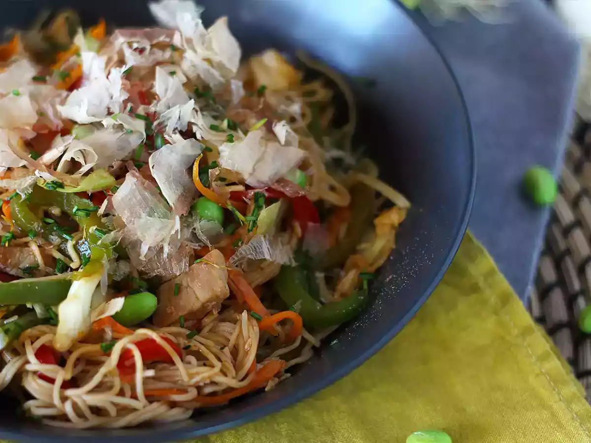 Yakisoba, smażony makaron z warzywami - zdjęcie 2