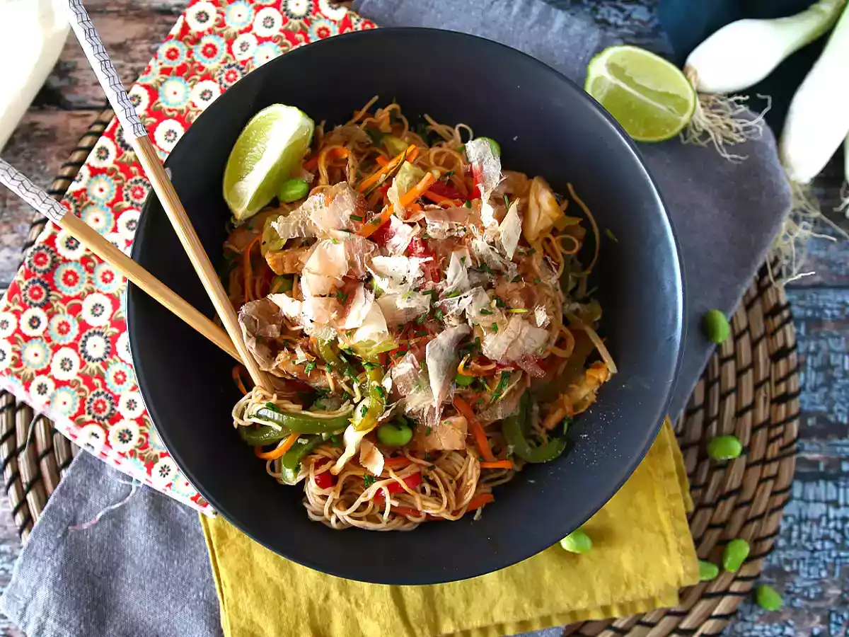Yakisoba, smażony makaron z warzywami - zdjęcie 3