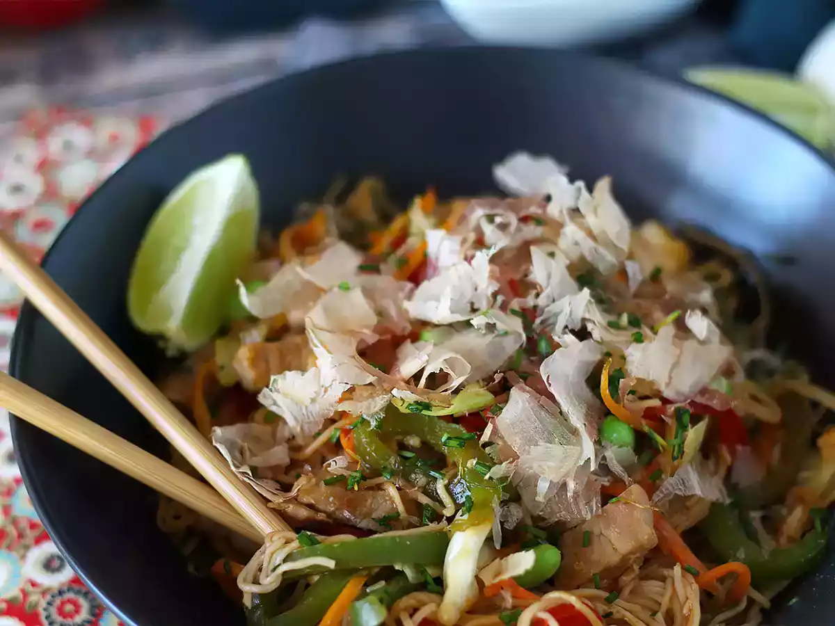 Yakisoba, smażony makaron z warzywami - zdjęcie 4