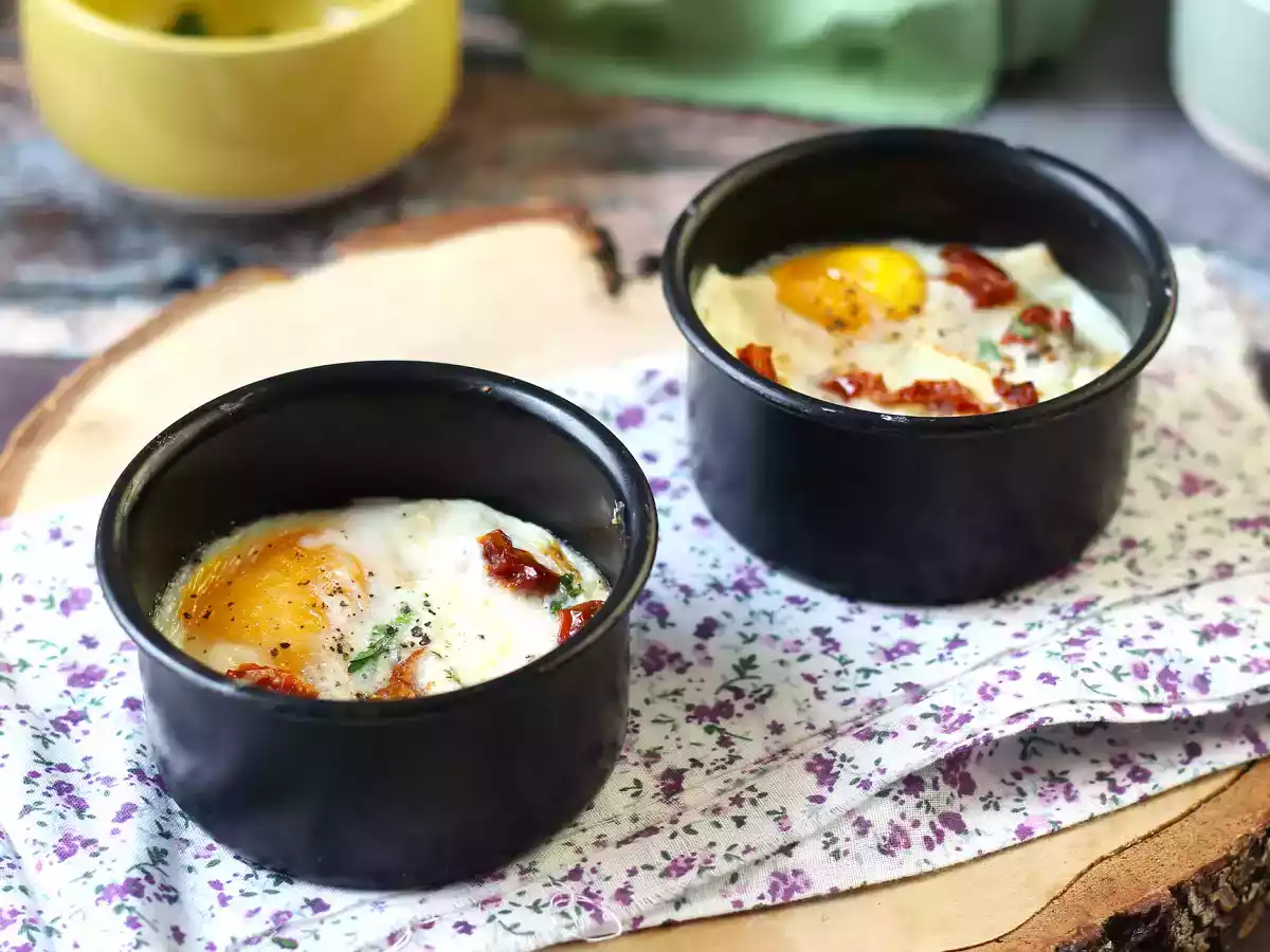 Zapiekanka jajeczna z kozim serem i suszonymi pomidorami w frytkownicy powietrznej! - zdjęcie 3