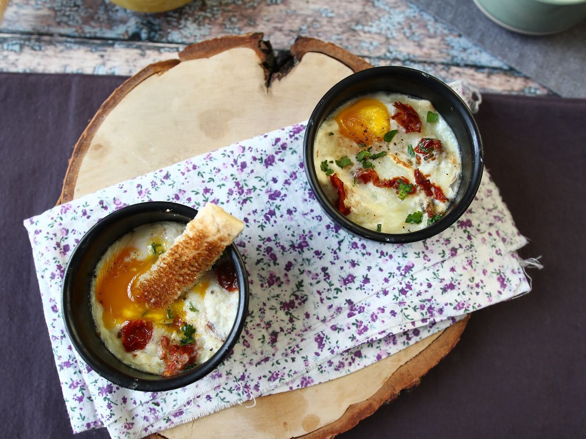 Zapiekanka jajeczna z kozim serem i suszonymi pomidorami w frytkownicy powietrznej! - zdjęcie 5
