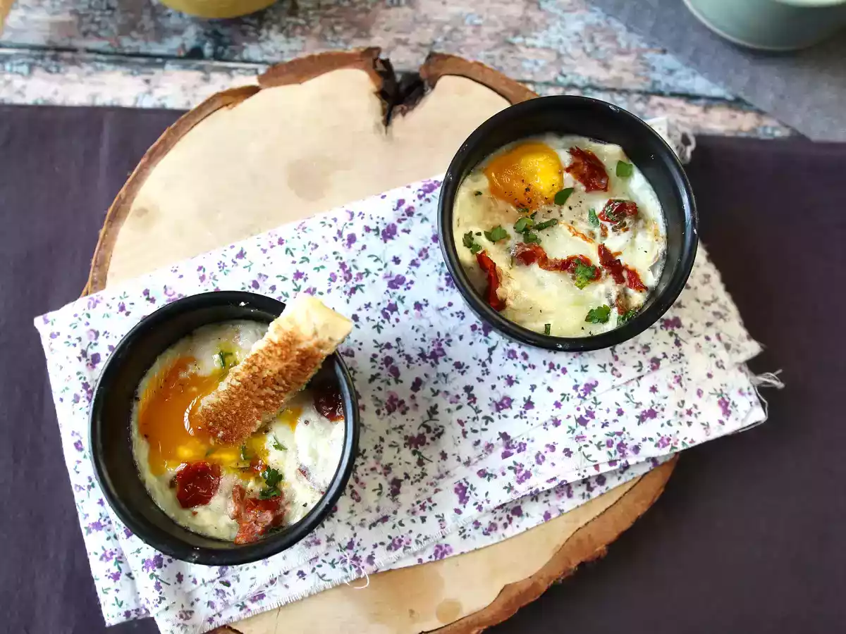 Zapiekanka jajeczna z kozim serem i suszonymi pomidorami w frytkownicy powietrznej! - zdjęcie 5
