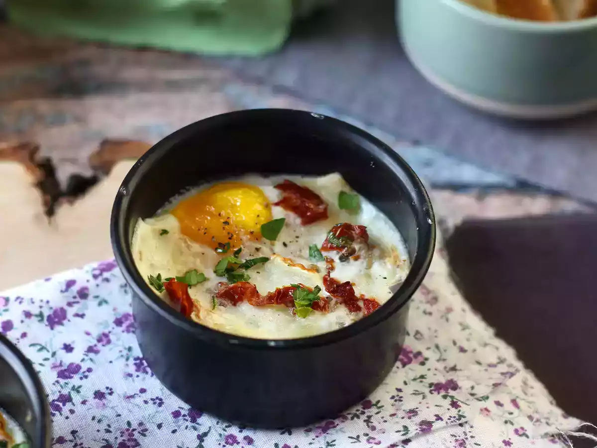 Zapiekanka jajeczna z kozim serem i suszonymi pomidorami w frytkownicy powietrznej! - zdjęcie 6