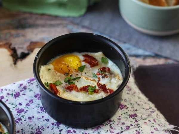 Zapiekanka jajeczna z kozim serem i suszonymi pomidorami w frytkownicy powietrznej! - zdjęcie 6