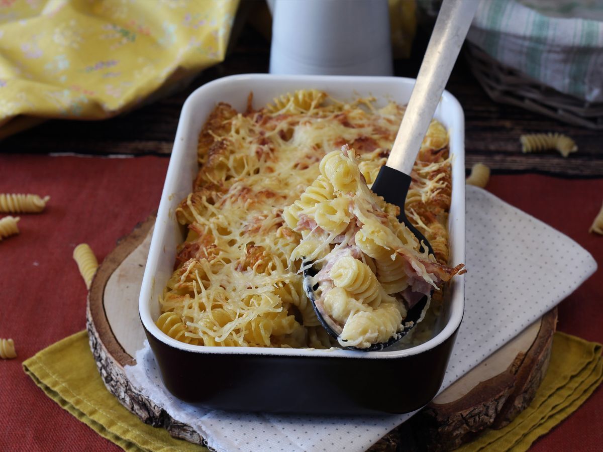 Zapiekanka z makaronu z szynką i serem w urządzeniu airfryer