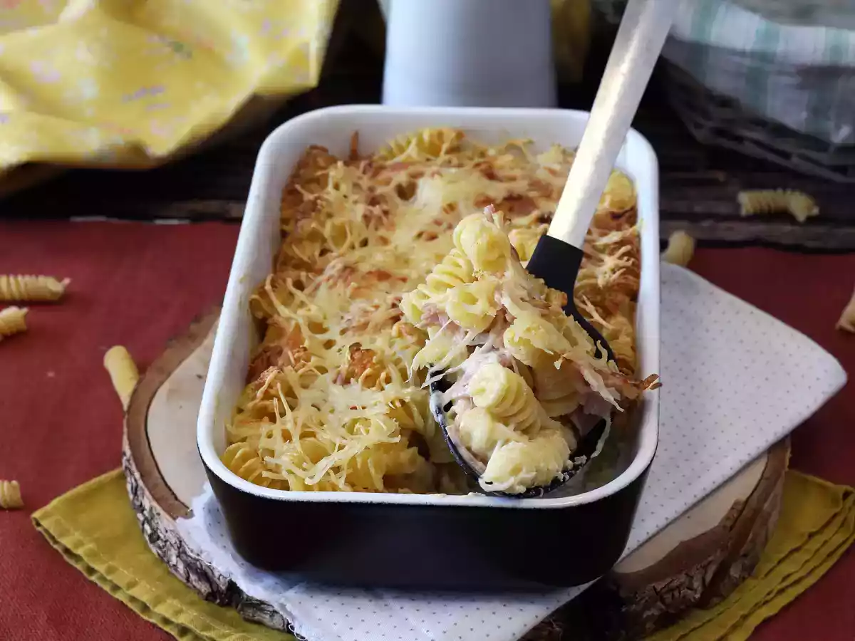 Zapiekanka z makaronu z szynką i serem w urządzeniu airfryer