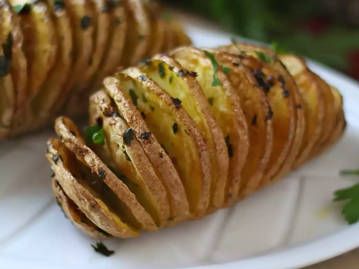 Ziemniaki Hasselback we frytkownicy powietrznej: chrupiące, rozpływające się w ustach i niezwykle łatwe! - zdjęcie 2