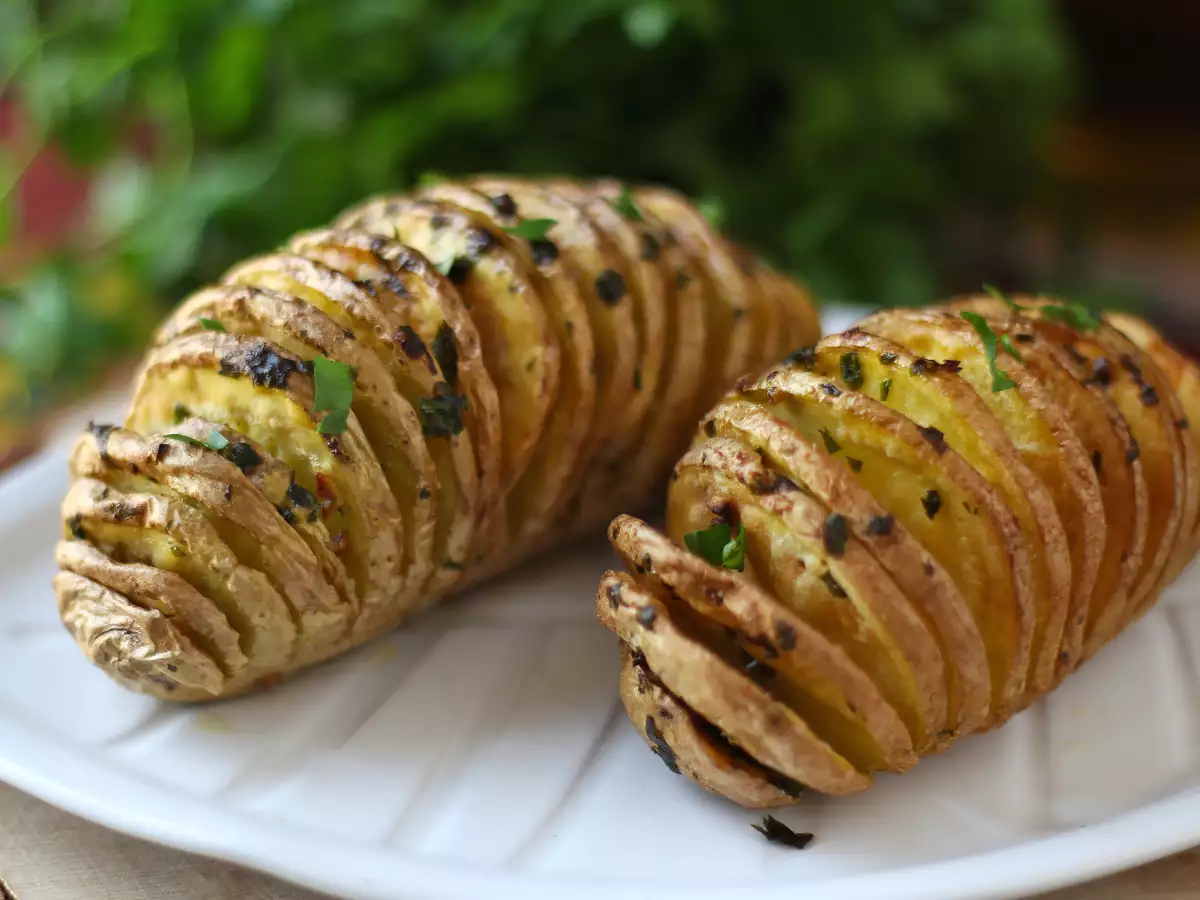 Ziemniaki Hasselback we frytkownicy powietrznej: chrupiące, rozpływające się w ustach i niezwykle łatwe! - zdjęcie 4