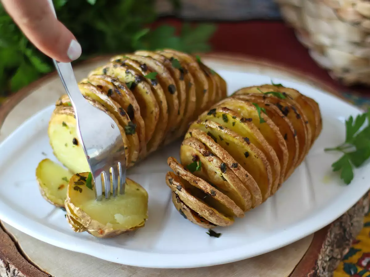 Ziemniaki Hasselback we frytkownicy powietrznej: chrupiące, rozpływające się w ustach i niezwykle łatwe! - zdjęcie 5