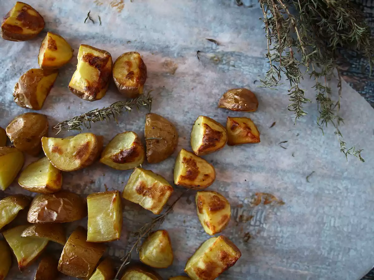 Ziemniaki pieczone w piekarniku - klasyczny i niezawodny przepis - zdjęcie 4