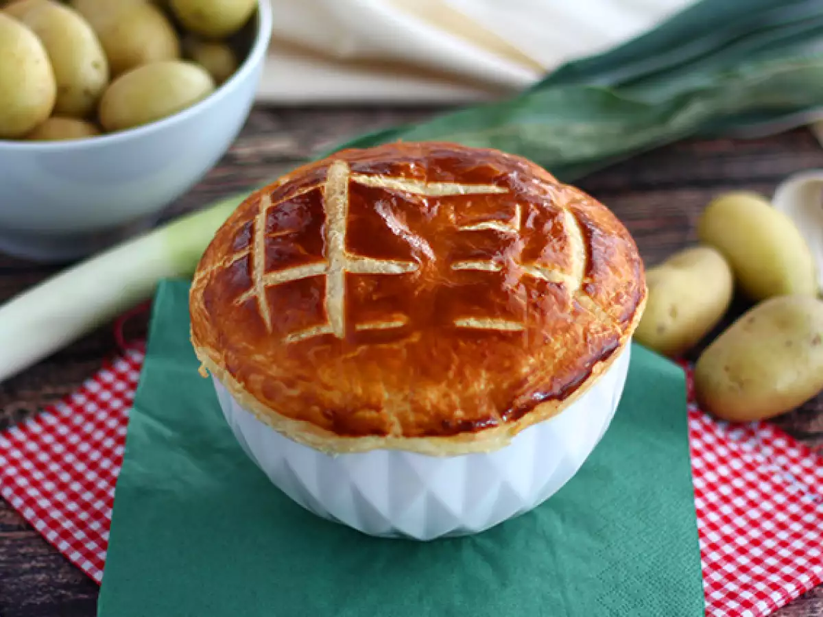 Zupa porowo-ziemniaczana pod ciastem francuskim