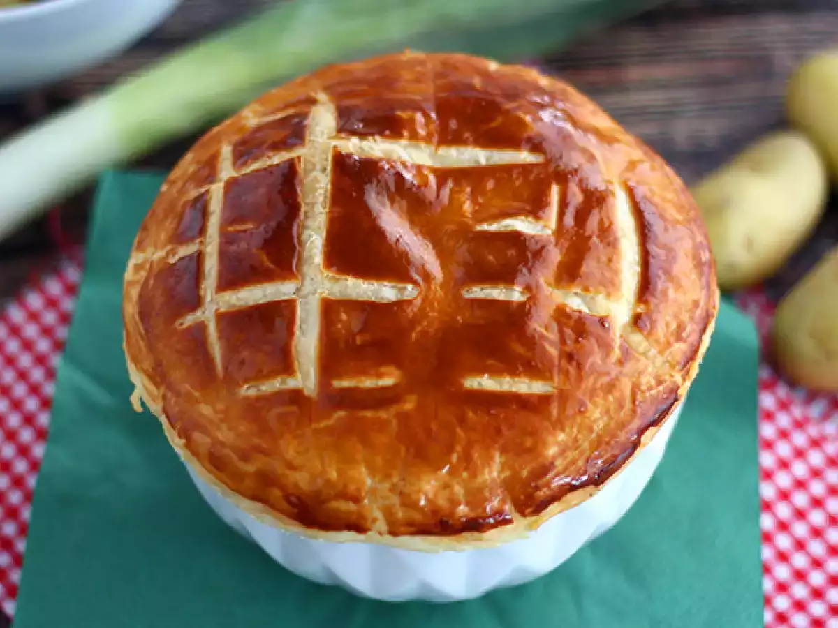 Zupa porowo-ziemniaczana pod ciastem francuskim - zdjęcie 2