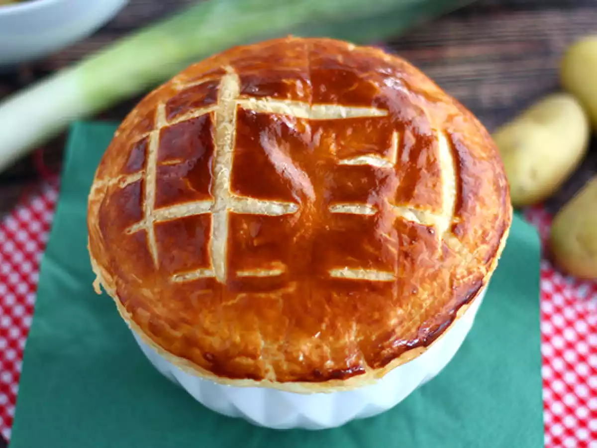 Zupa porowo-ziemniaczana w cieście francuskim - zdjęcie 2