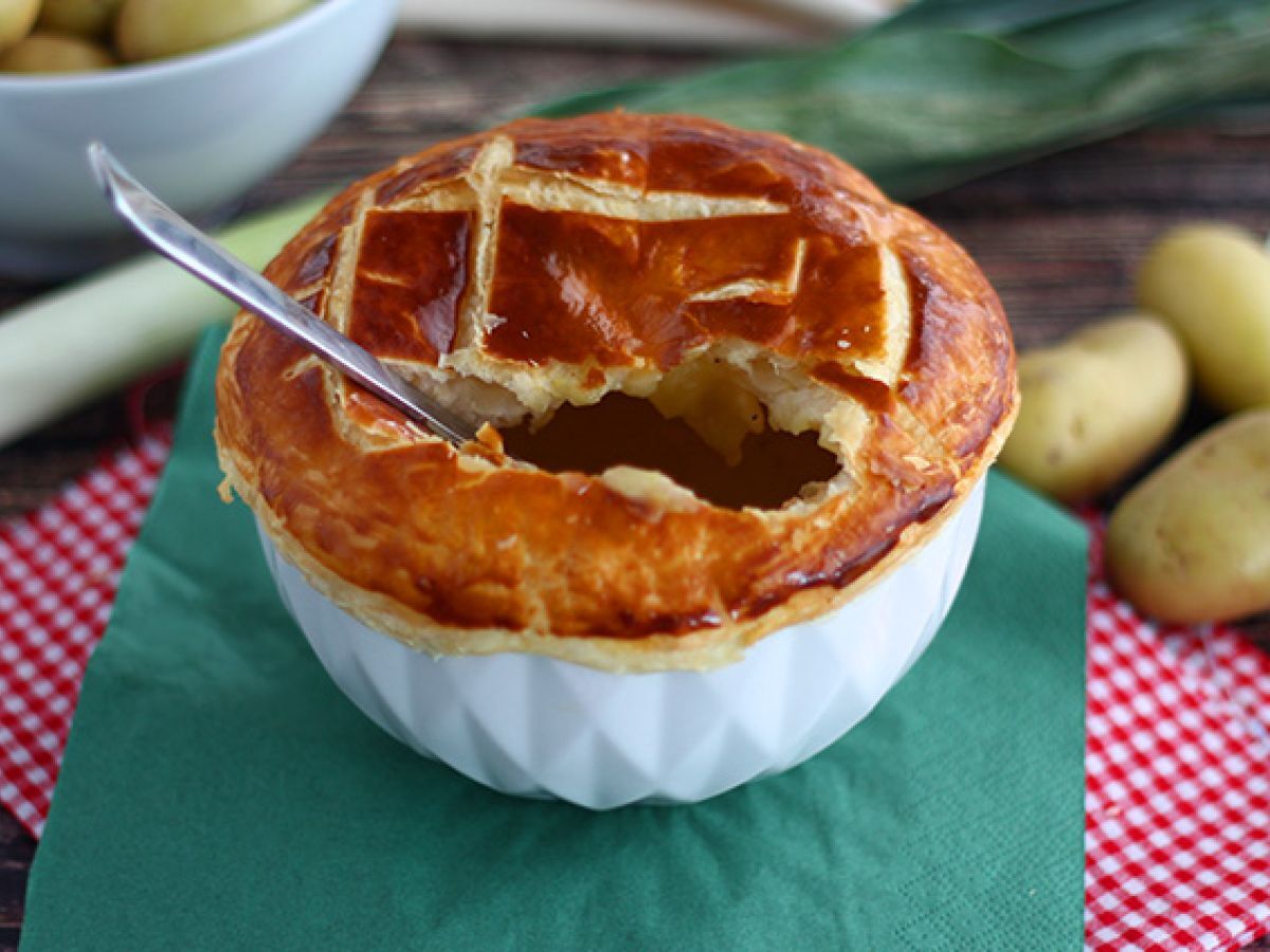 Zupa porowo-ziemniaczana w cieście francuskim - zdjęcie 3